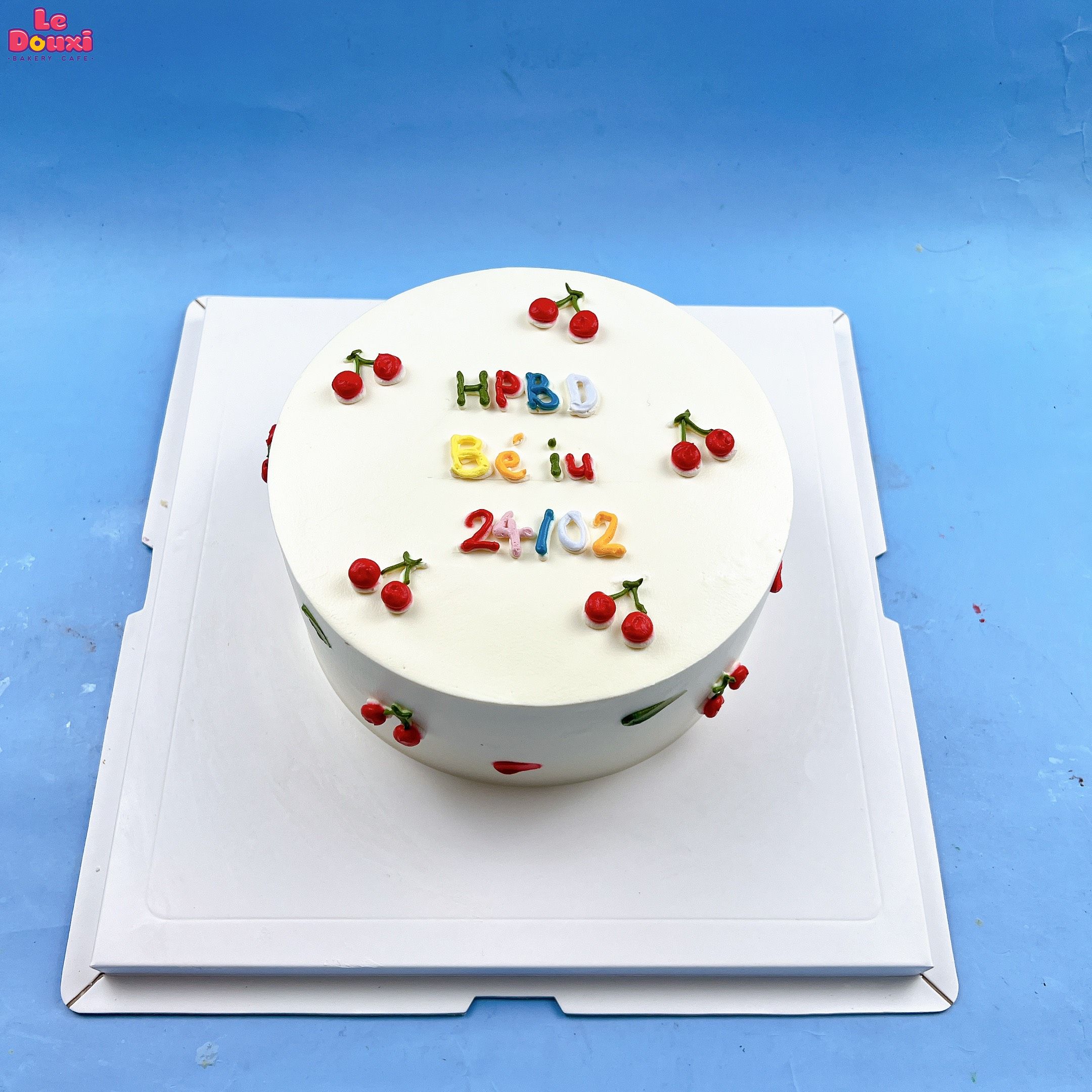 Bánh sinh nhật trắng đen đơn giản  Tiệm bánh MiaCake Đà Nẵng